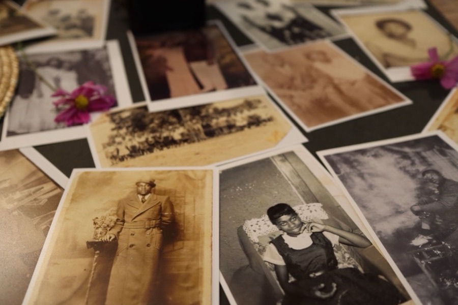 Zachowek — stare rodzinne fotografie na stole